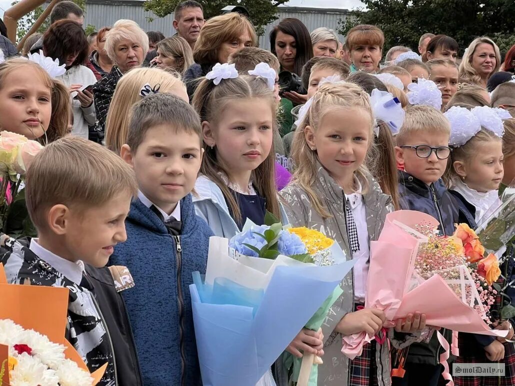 Телефоны школ смоленска. Школа 1 Смоленск. День знаний фото. Школьная линейка. Первоклашки фото.