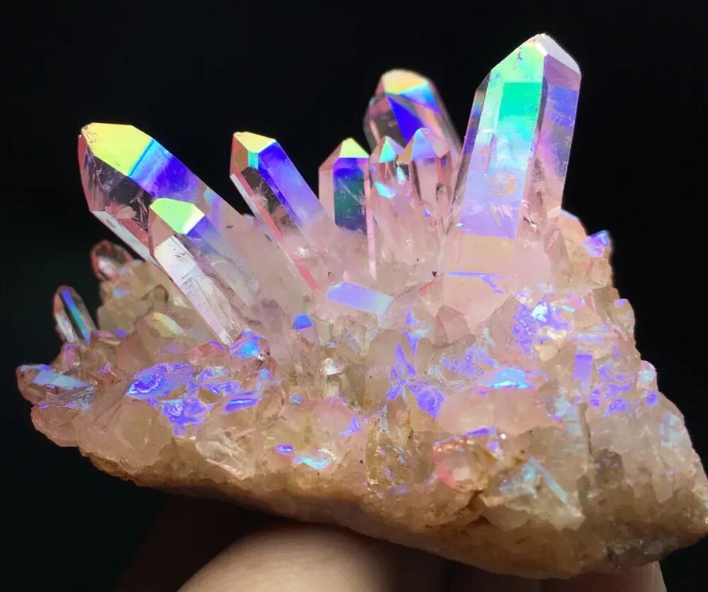 Quartz crystal. Кварцевый Кристалл Aura Rainbow. Титан Аура кварц. Аура кварц друза. Кристалл Титаниум кварц.