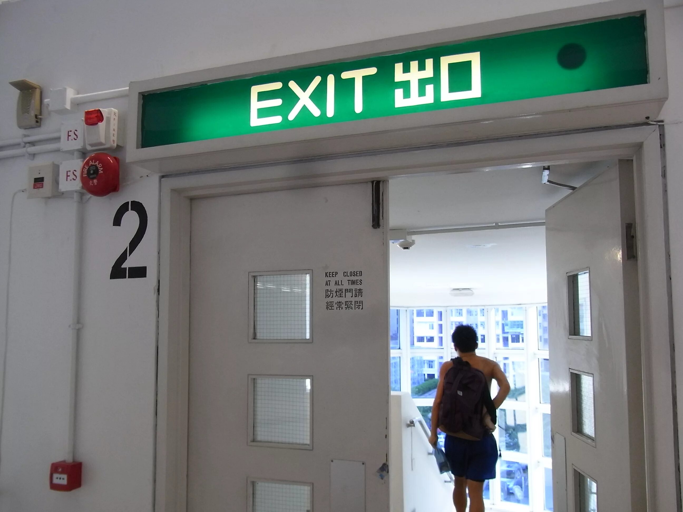 Exit телефоны. Exit фото. exit таблица. зеленая табличка exit. знаки безопасности эвакуационные знаки.