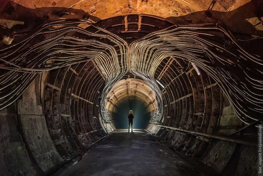 Туннель для кабеля. Кабели в тоннеле метро. Прокладка кабеля в туннелях. Подземный тоннель. Подземная кабельная связь