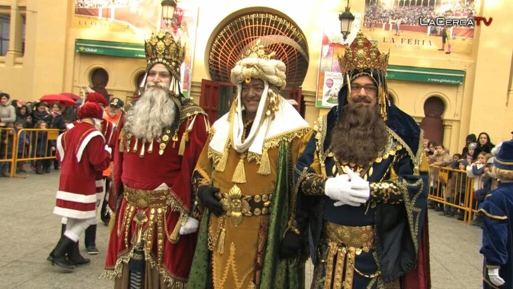 Будет три короля. Лос Рейес Магос. Reyes Magos Испания. Los Reyes Magos в Испании. Кавалькада царей-волхвов в Испании.