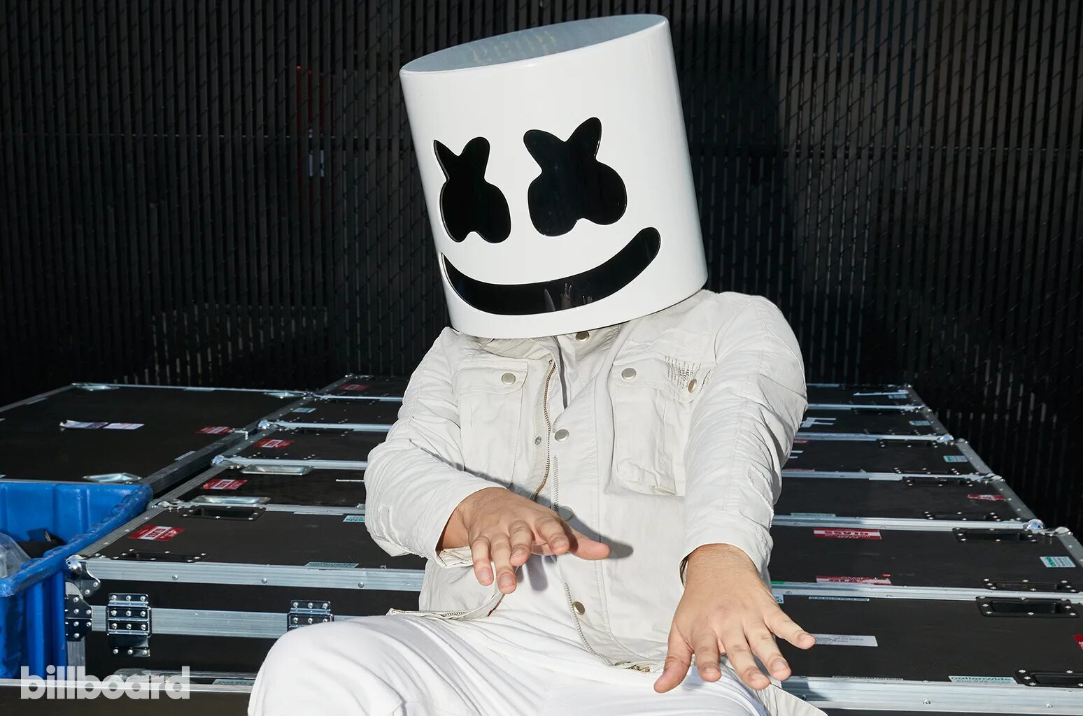 Marshmello marie friends. Маршмеллоу диджей Anne Marie. Маршмеллоу френдс. Маршмеллоу диджей в полный рост. Клип friends маршмеллоу.