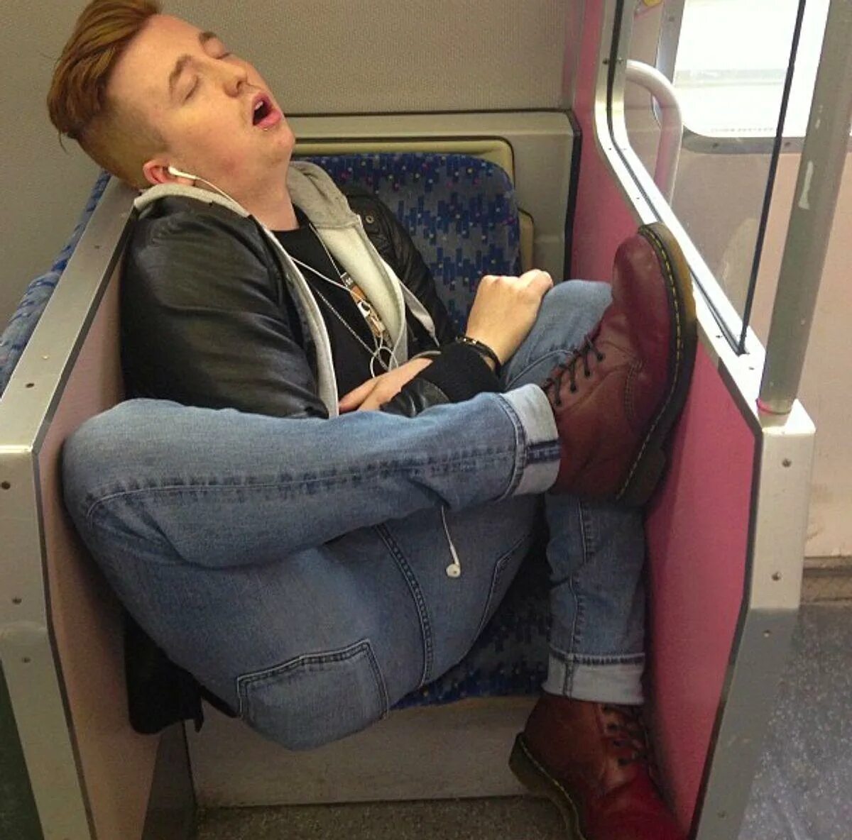 Спящий человек в электричке. Спящий человек в автобусе. Спящий человек в поезде.
