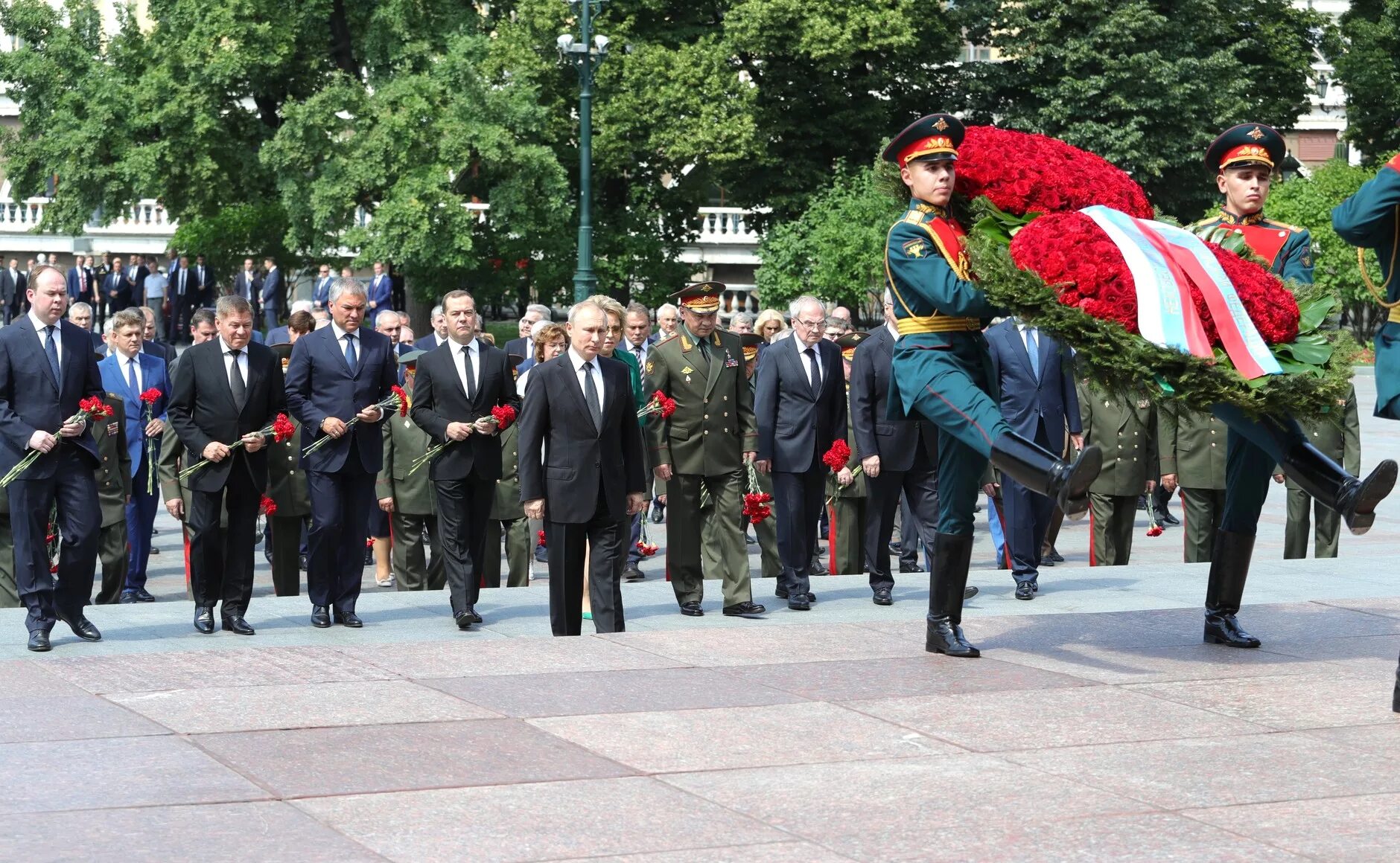 22 июня 2015. Церемония возложения цветов к могиле неизвестного солдата. Возложение венков к могиле неизвестного солдата.