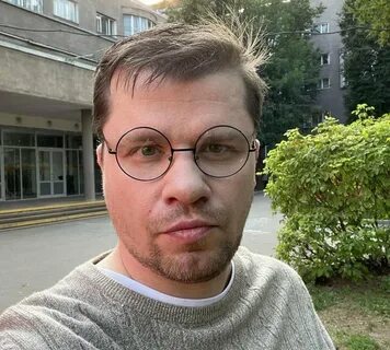 Харламов разговаривает по телефону