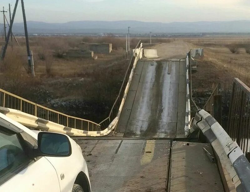 Разрушен ли мост. Обрушение моста в Самарской области. Мост в Бурятии. Обрушение моста в Алмате. Разрушение моста в Екатеринбурге.