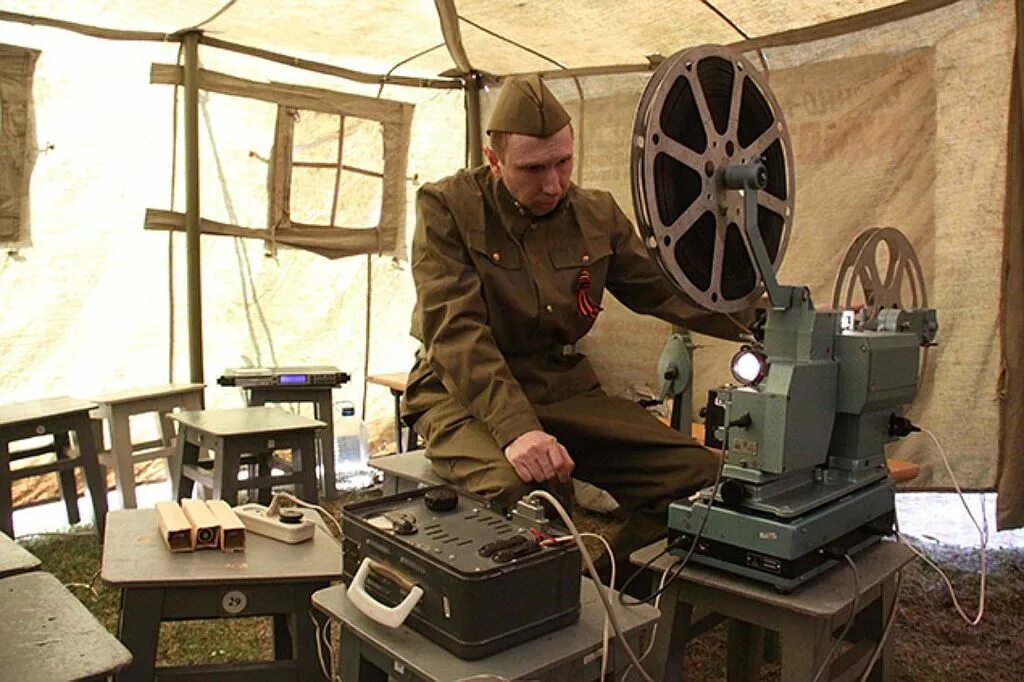 Военно полевые работы. Полевой кинотеатр. военный кинотеатр. военно полевые игры. военный кинопоказ.