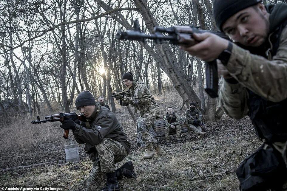 Фото российских военных. На окраине сталинграда картина. Битва за киев 2022. The russian soldiers fought. The russian soldiers fought.