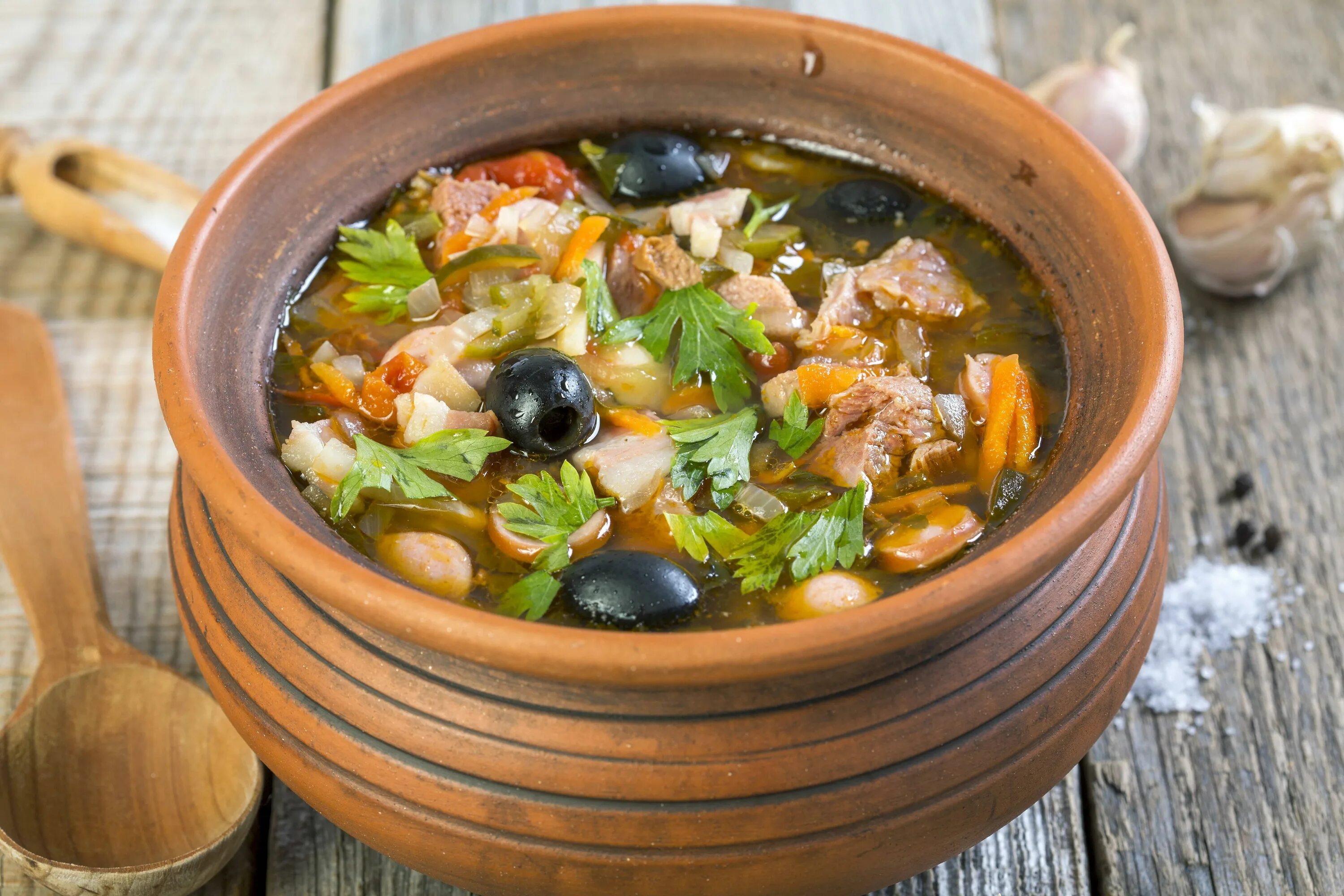 Рецепт самой вкусной сборной солянки. Солянка. Солянка в горшочке. Суп в глиняном горшке. Солянка мясная в горшочках.