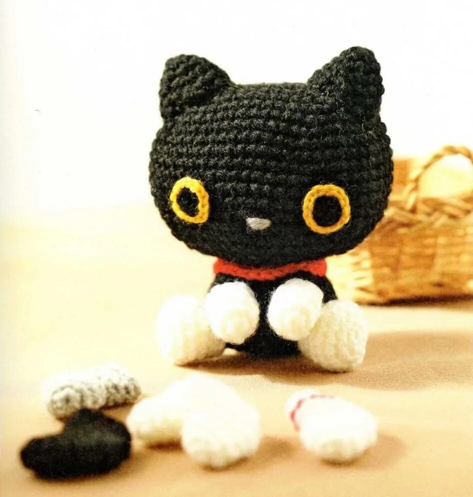 Кошка из пряжи крючком. Амигуруми котенок. Вязаная игрушка кот. Игрушка амигуруми котик. Черные вязаные игрушки.