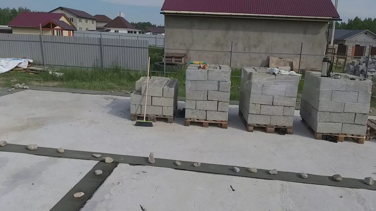 Гидроизоляция газобетона. Отсечная гидроизоляция под газобетонные блоки 400мм. Гидроизоляция пеноблоков. Гидроизоляция газобетонных блоков. Гидроизоляция первого ряда газобетона.