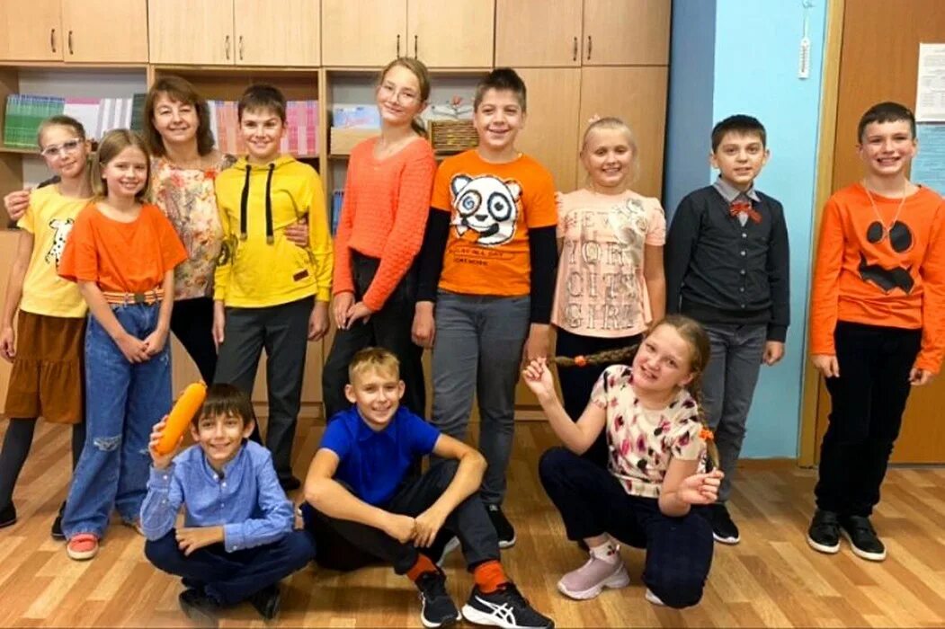 Разноцветная пятница в школе. Наполне 5 ые. Наполне 5 ые. Девяностодесятая в реальной жизни. Логотип 5д класс.