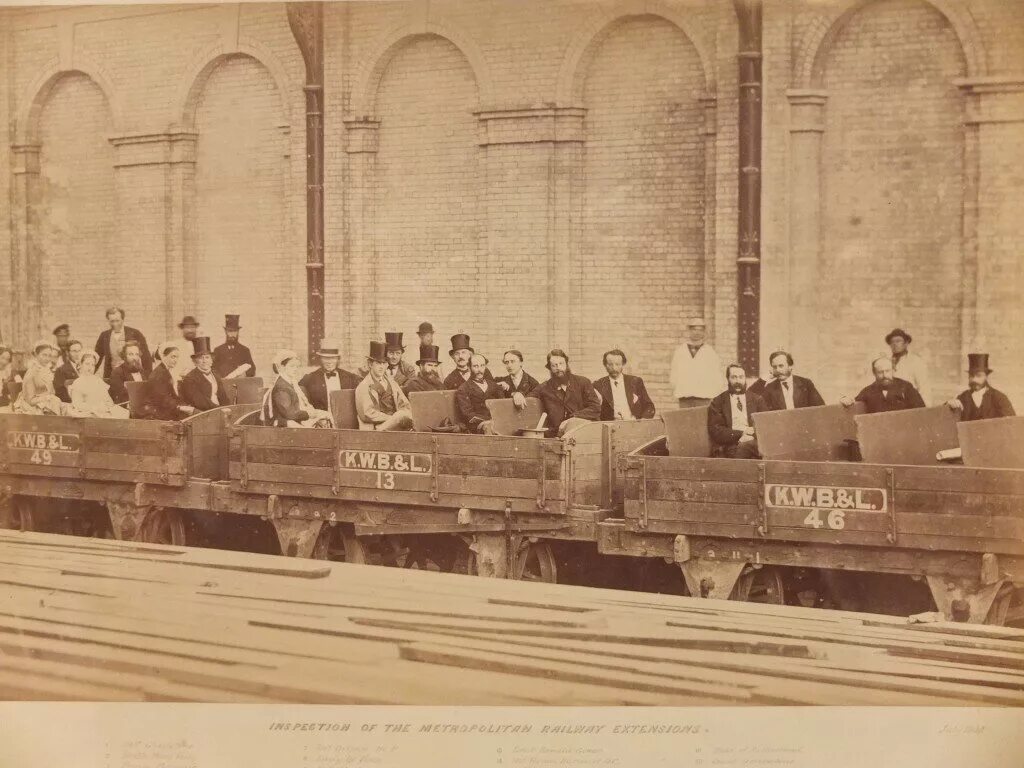 Лондон 1863. 1863 году открывается первая линия лондонского метро. Лондон 1863. Первое метро в лондоне 1863. Первая линия метрополитена в лондоне.