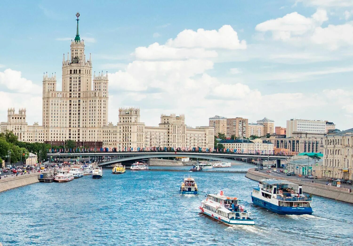 Прогулка на теплоходе по москве 2025. Экскурсии по москве-реке на теплоходе. реки москвы. причал устьинский мост. речные прогулки по москве.