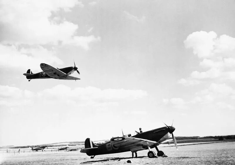 Битва за британию 1940. Истребитель 1940 года. 19 squadron raf. 301 эскадрилья битва за британию. двухбалочный самолет англия 1940-е.