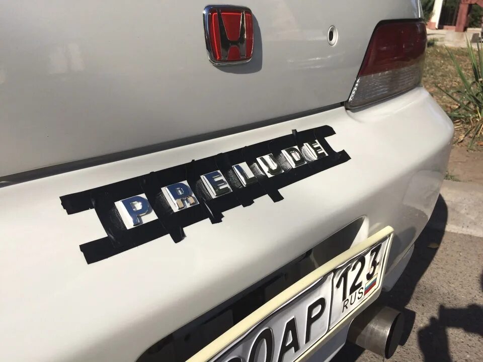 Как приклеить букву на автомобиле