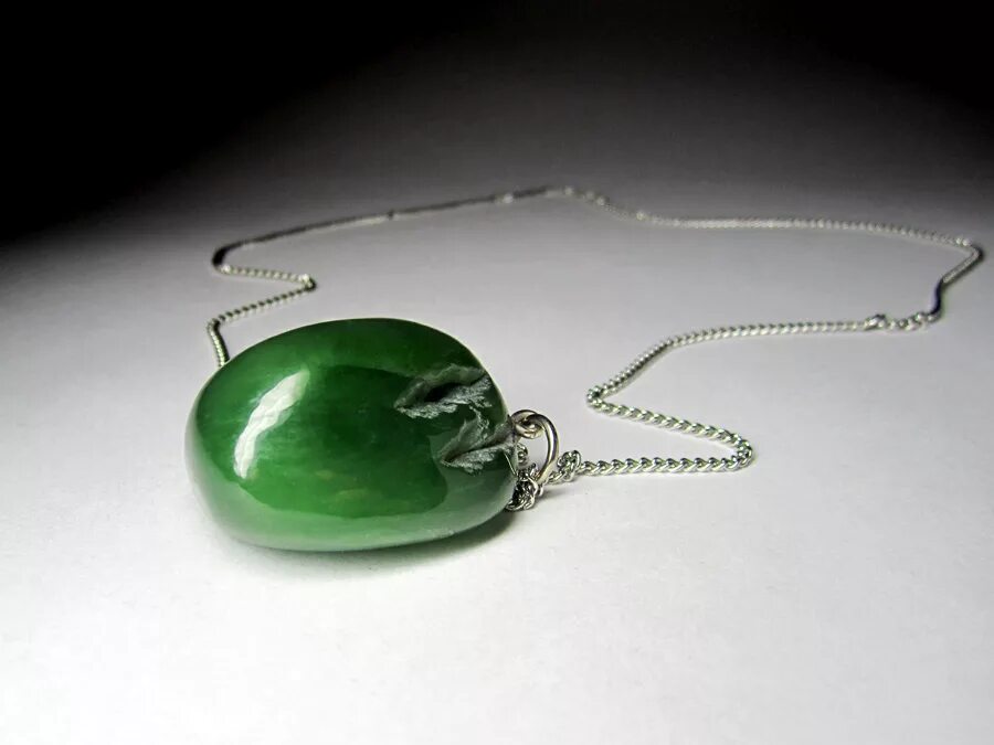 камень девы нефрит