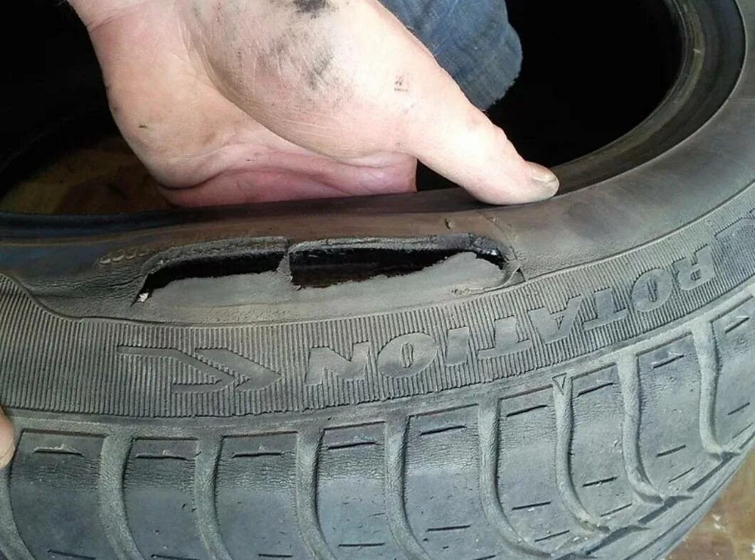 На автомобильных покрышках часто крепят металлические. Порез шины. Боковой порез шины. Порез боковины шины. Ремкомплект боковых порезов шин.