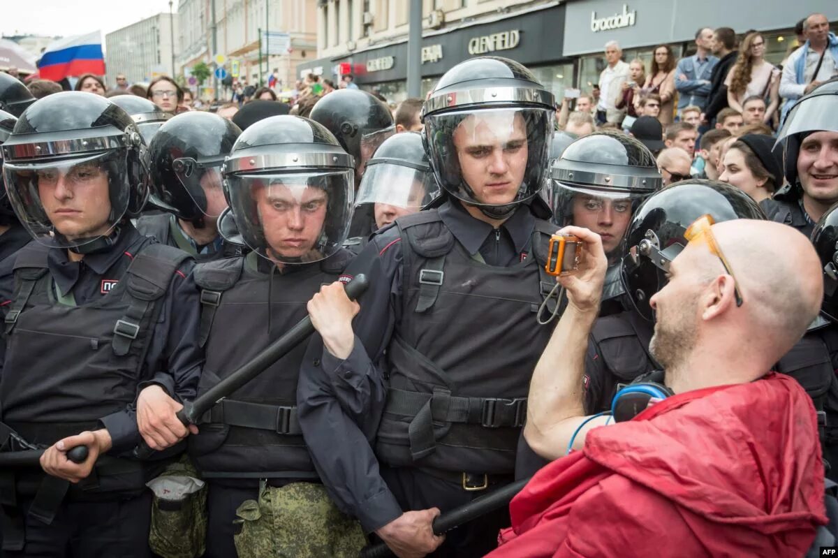 Разгон демонстрантов в России. Митинг полицейских