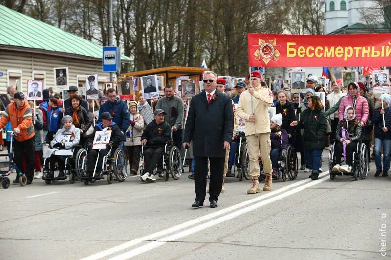 В сентябре был собран рекордный. Бессмертный полк Череповец. Бессмертный полк Череповец 2022. Площадь молодежи Череповец. Картинки Бессмертный полк в Череповце 2022.