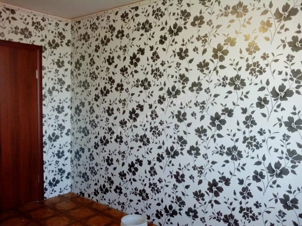 авито наклейка обоев. поклейка двух видов обоев в комнате. обои для оклейки стен в квартире. поклейка обоев в комнате с натяжным потолком. обклеишь обоями.