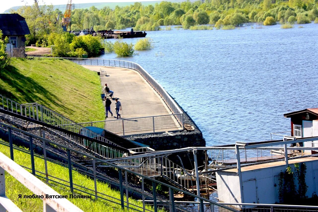 Уровень реки вятки в вятских полянах. Река Вятка Вятские Поляны. Вятские Поляны набережная Вятки. Вятские Поляны река. Река Вятка Вятские Поляны с набережной.