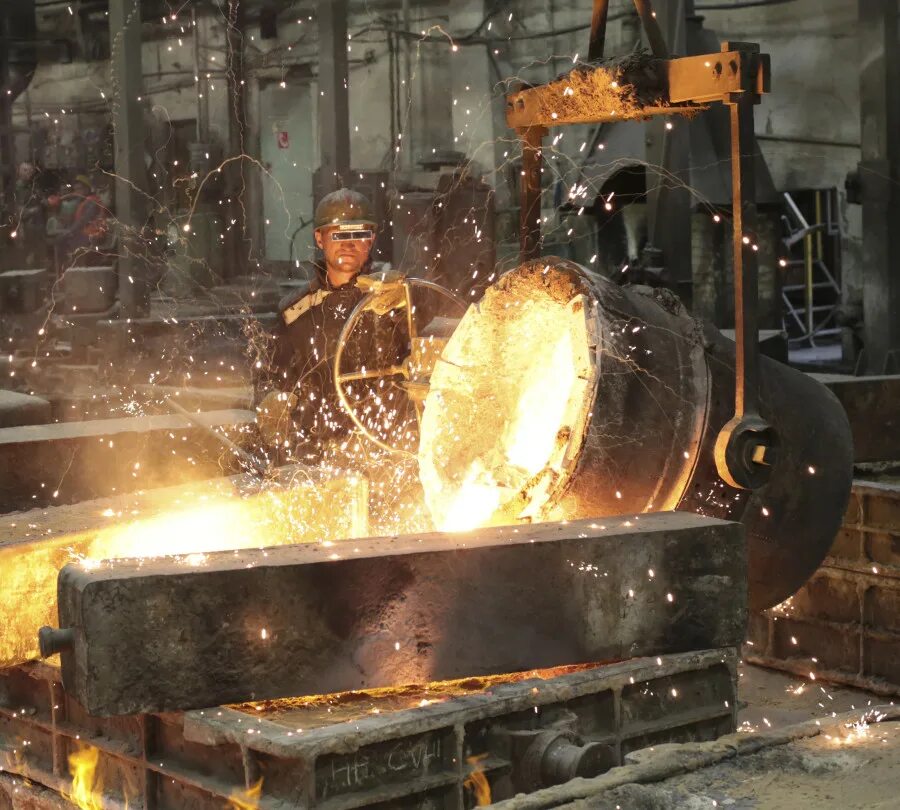 фасонно литейный цех уральская сталь. литейный цех вагоностроительного завода. сасовский литейный завод. литейный завод работа. вагоностроительный завод тихвин обрубщик литья.