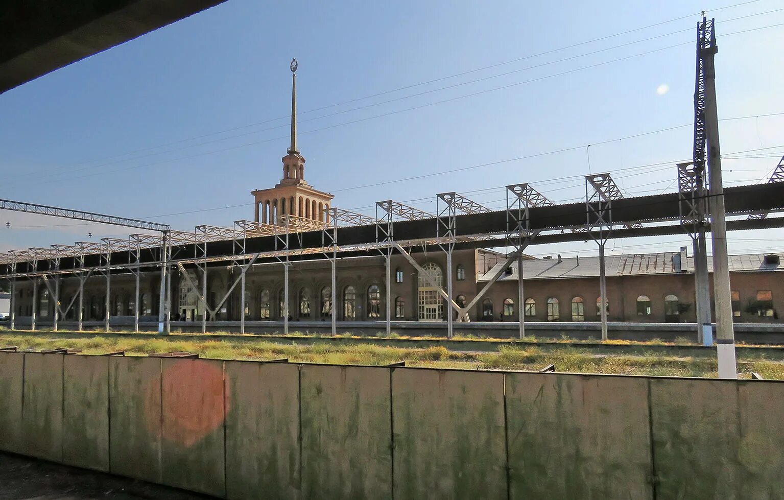 Станция ереван. Вокзал Ереван старый. ЖД станция Ереван. Железнодорожный вокзал Ереван.