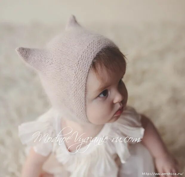 чепчик котенок спицами. шапка кошка спицами. шапочки для новорожденных спицами. чепчик с рожками спицами. шапочка с ушками ангора.