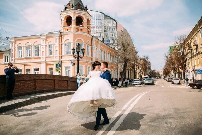 Молодожены липецк. Дворец бракосочетания Калуга. Каменный мост Калуга свадьба. Невесты на Каменном мосту Воронеж. Каменный мост Воронеж свадьба.