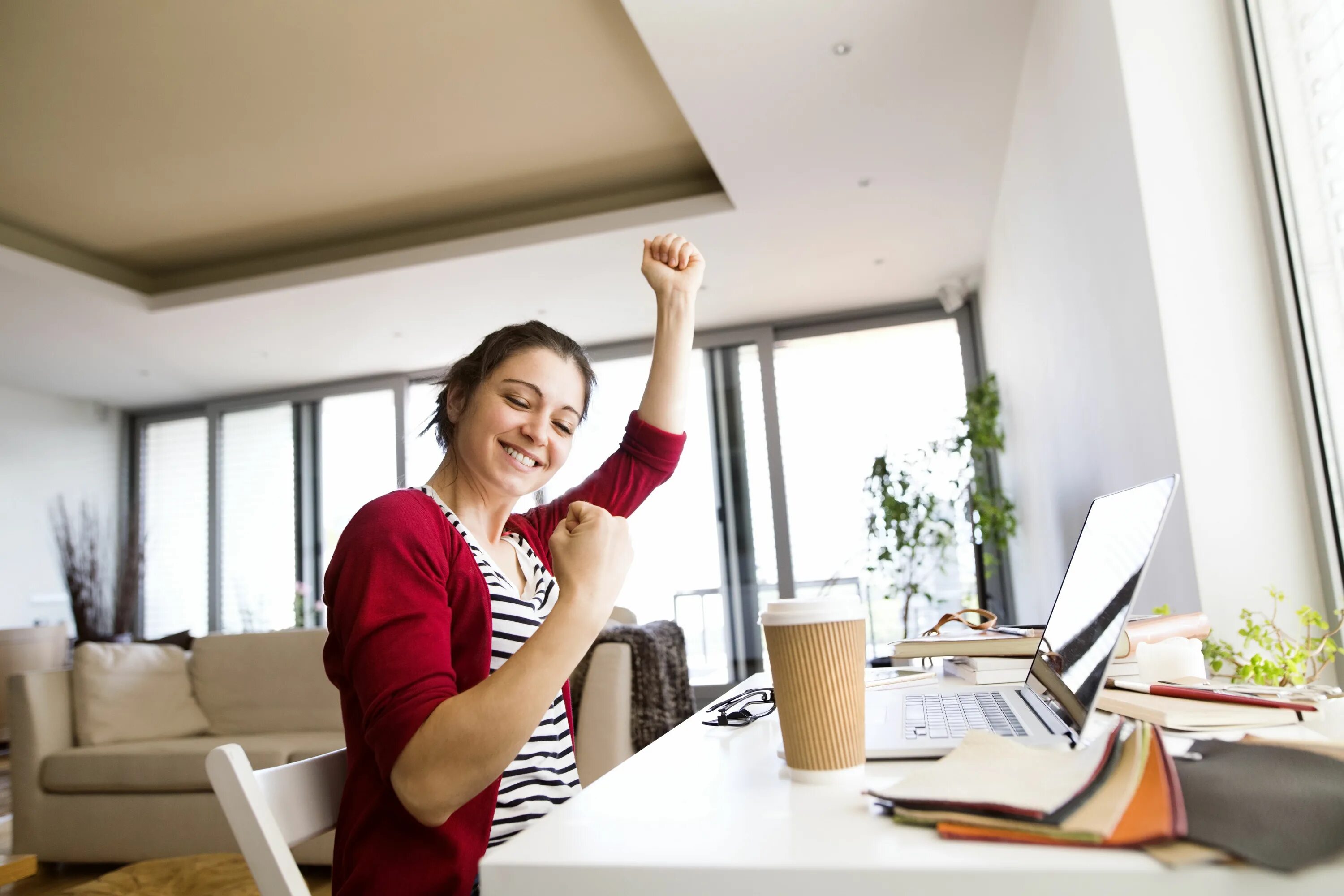 To stay at home working. Счастливая успешная женщина. Женщина в доме. Успешная карьера женщины. Женщина на работе и дома.