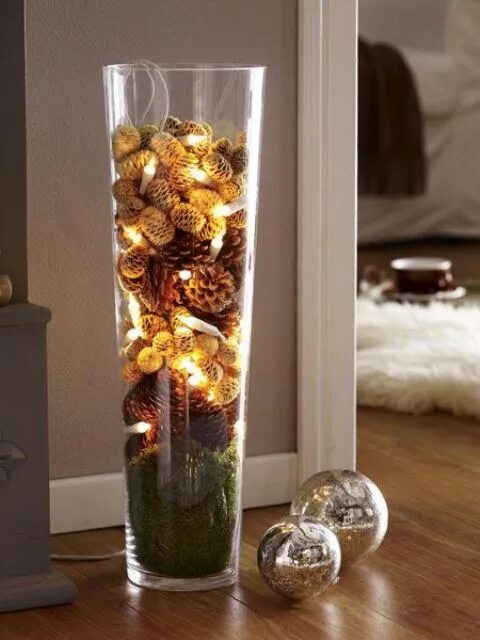 Ваза с шарами. Декор в прозрачной вазе. Украшение вазы. Стеклянные вазы для декора. Новогодний декор в стеклянной вазе.