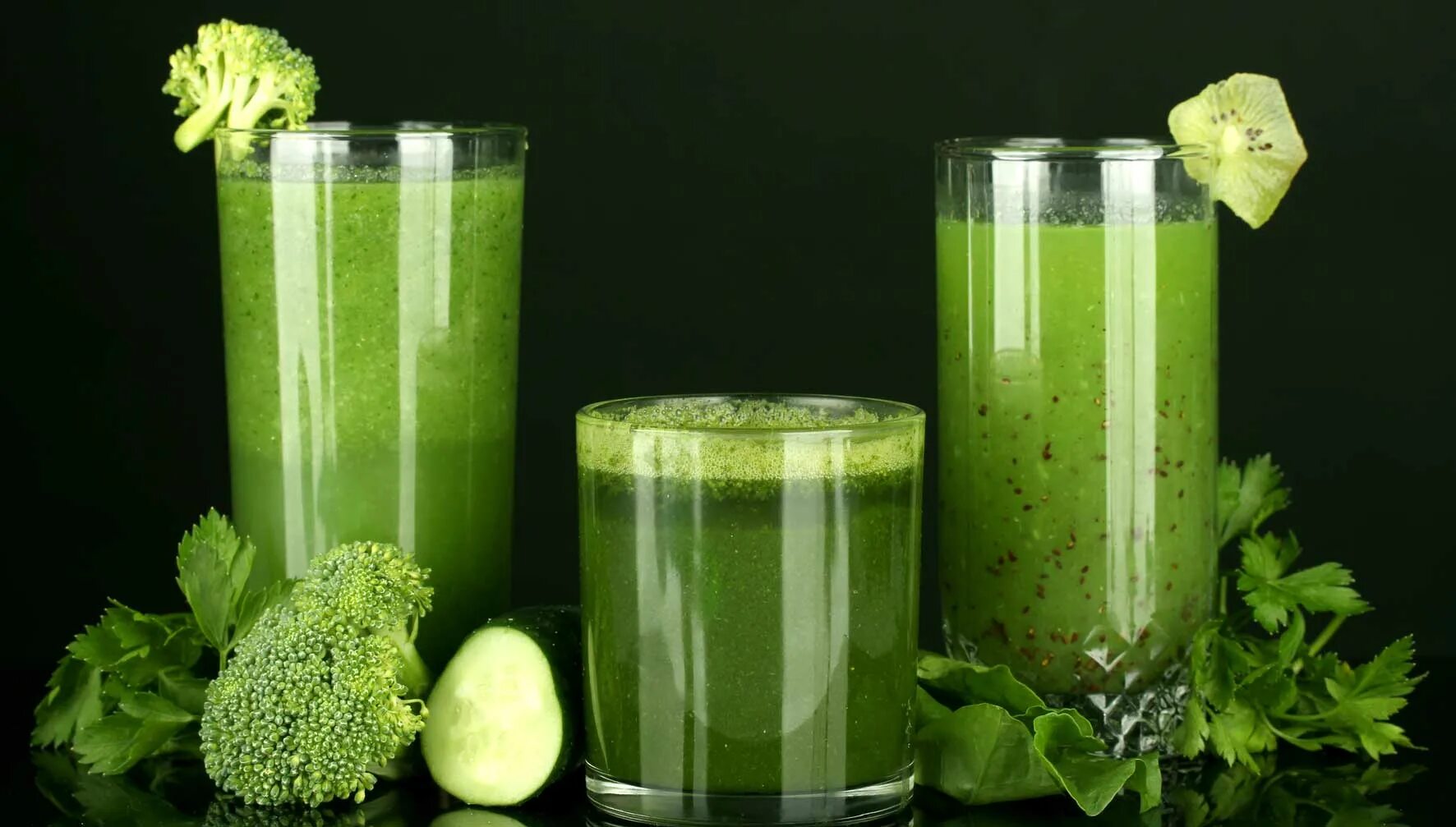 Овощной зеленый смузи. Зеленый коктейль. Смузи с зеленью. Овощные зеленые соки. Смузи гта