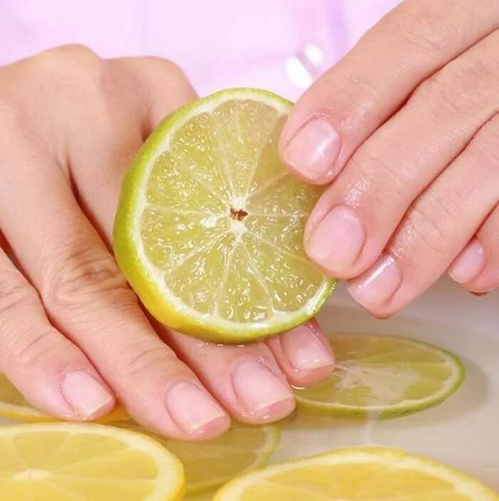 Как отмыть лимон. Цитрусовые ногти. Маникюр с лимоном. Уход за ногтями. Лимон в руке.