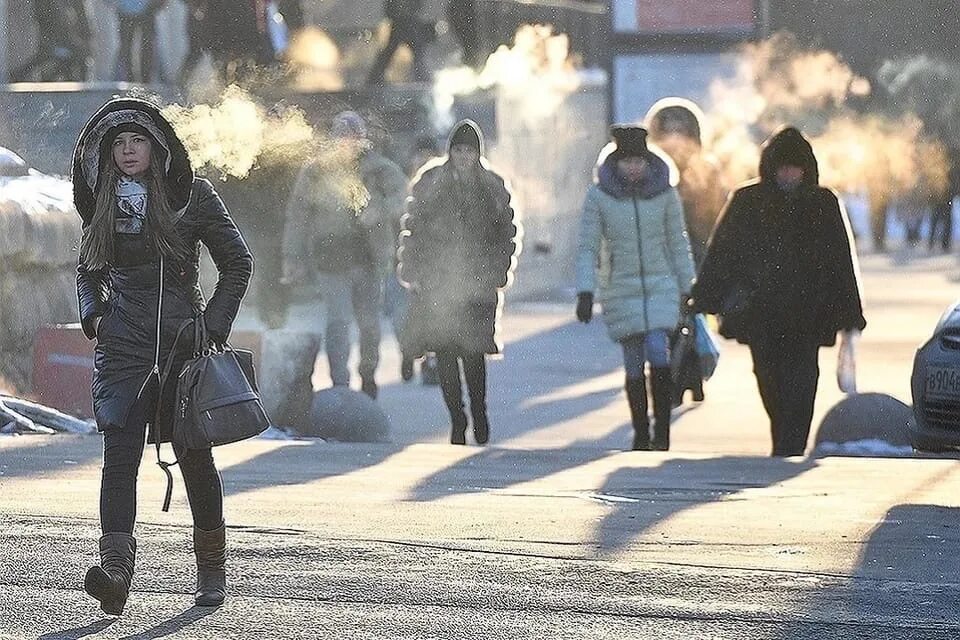 Нападение холодно. Люди зимой. Зима город люди. Мороз в городе. Люди зимой на улице.