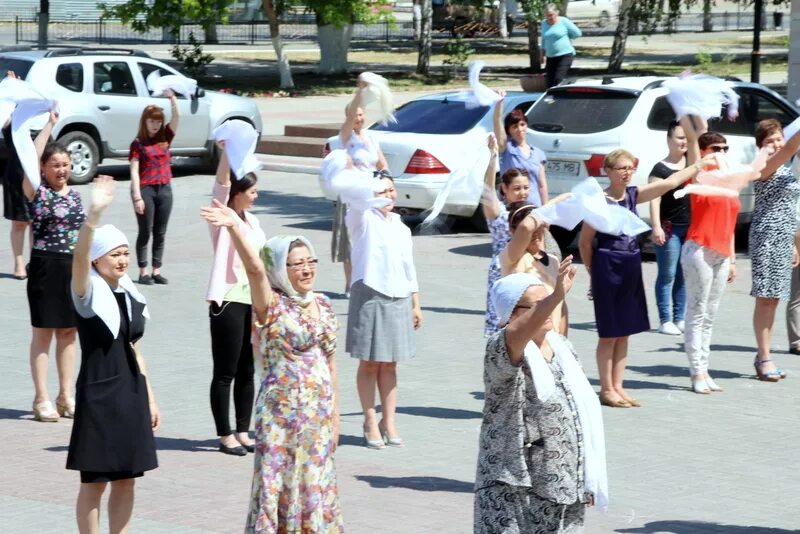 Машут на прощание. Машет платочком на прощание. Машу платочком вслед. Машет платком вслед. Прощание с платком.