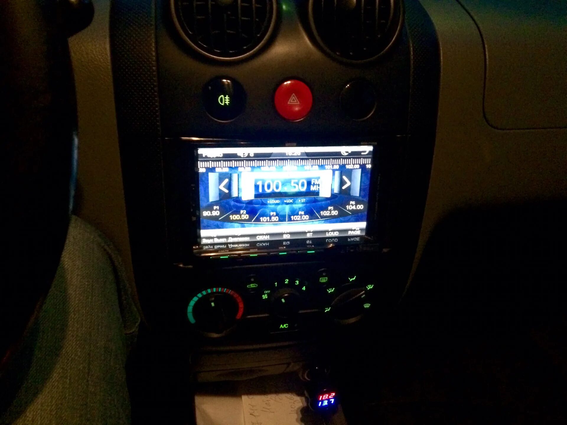 Панель авео 2007 хэтчбек. Магнитола авео т200. Панель шевроле авео 2007. Штатная магнитола авео т200. Авео т200 магнитола 2 din.