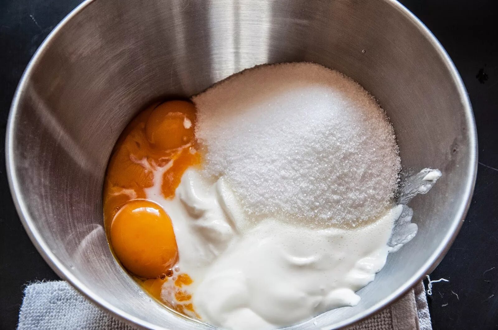 Смазывать яйца маслом. Яичный белок. Пирог со сливками и яичным белком. Заливка для пирона из молока с яйцом. Прическа из белка яйца.