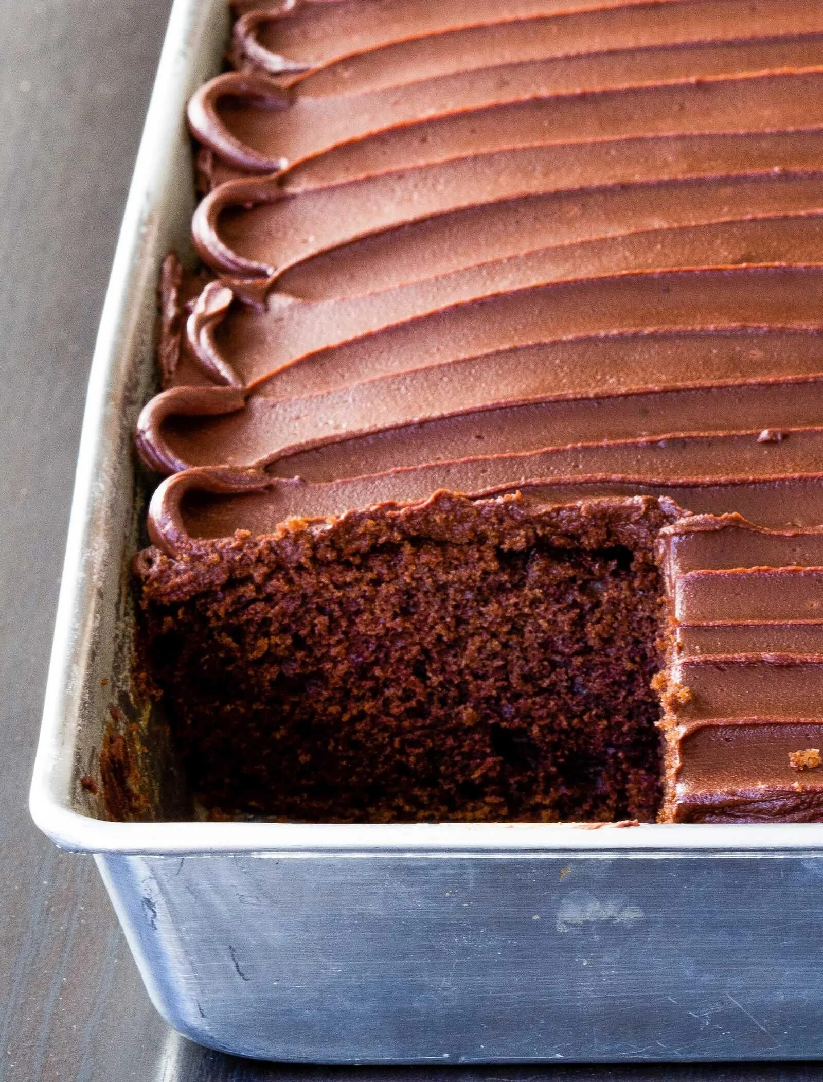 Шоколад внутри. Шоколадный торт на кипятке. Бисквит с шоколадной глазурью. Торт шоколад на кипятке. Шоколадные коржи.