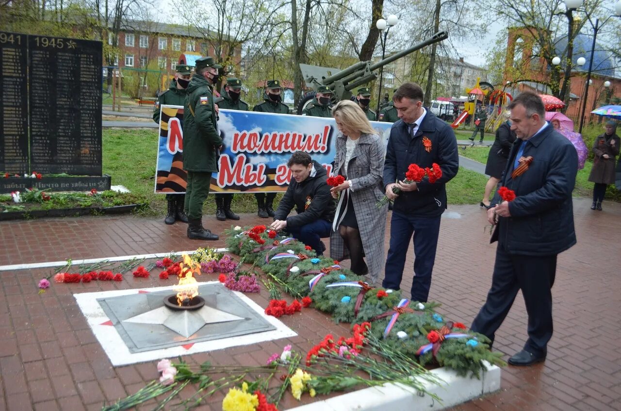 Муниципальные образования петушинского района. Глава Петушинского района Володина. Глава администрации Петушинского района Владимирской области. Возложение цветов к памятнику курильского десанта в день Победы.