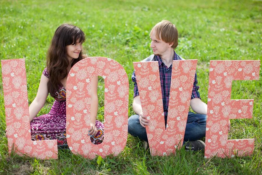 Выше лов. Буквы для фотосессии. Буквы для фотосессии "Love". Большие буквы Love. Love розовыми буквами.