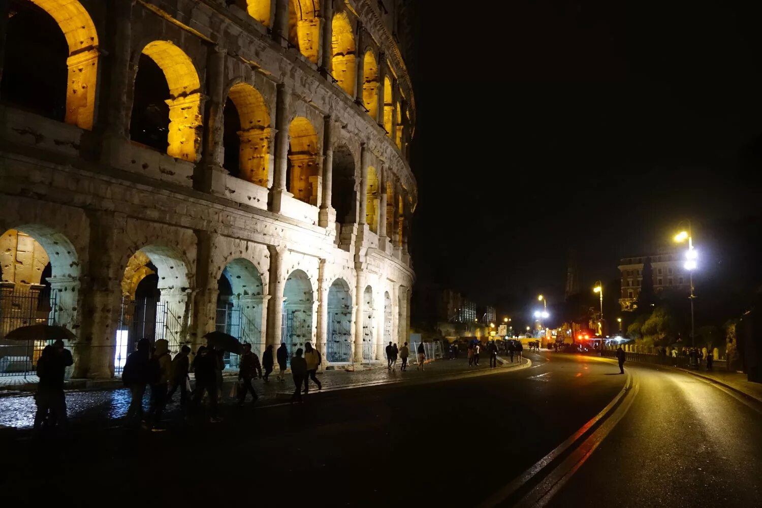 Coliseum спб. Рим развалины Колизея ночью. Колизей в Риме. Колизей Иерусалим Подмосковье. Ночной Колизей Рязань.