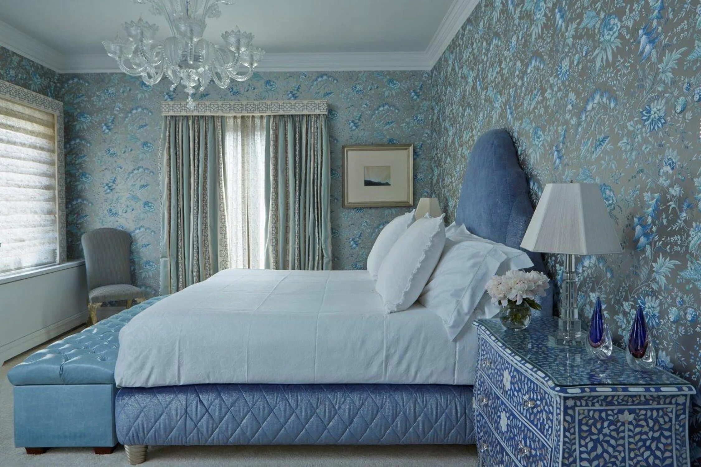 Выполнен в голубом цвете голубой. Спальня в бело голубых тонах. Спальня в синем цвете. Спальня в голубом цвете. Голубые обои в спальне.