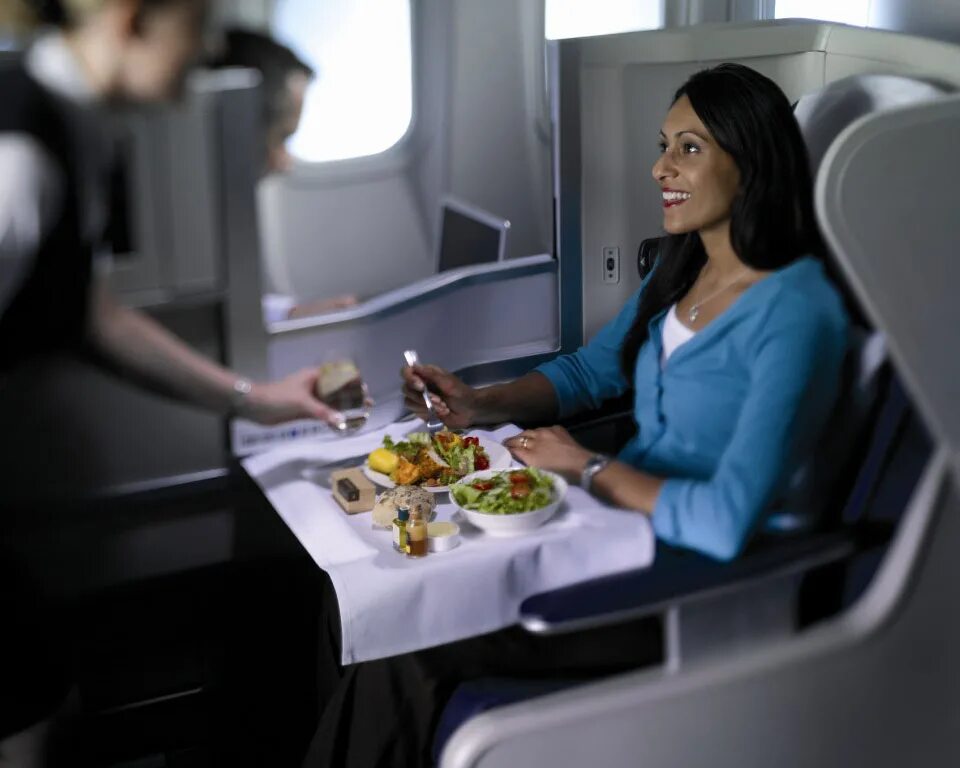 Можно еду на борт самолета. British Airways Business class еда. Еда в самолете. Обед в самолете. Стюардесса с едой.
