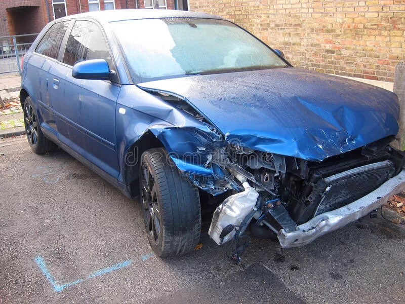 Авто после аварии. Экспертиза автомобиля после дтп. Ущерб автомобиля. Поврежденная машина. Независимая оценка ущерба автомобиля после дтп.