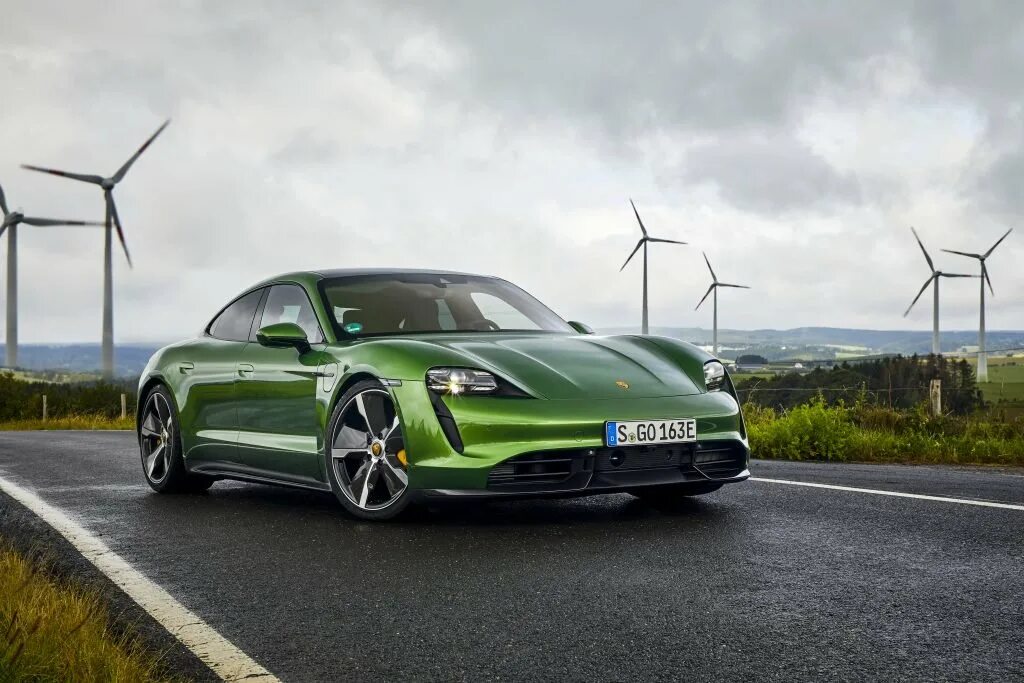 Электро зеленый. Porsche Taycan Turbo s. Porsche Taycan Turbo s 2021. Порше 911 турбо s 2021 салатовый. Porsche Taycan зеленый.