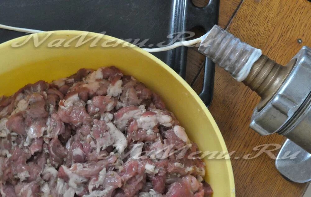 Делаем домашнюю колбасу в кишках через мясорубку. Начиняем колбасу через мясорубку. как начинить кишку фаршем без мясорубки.