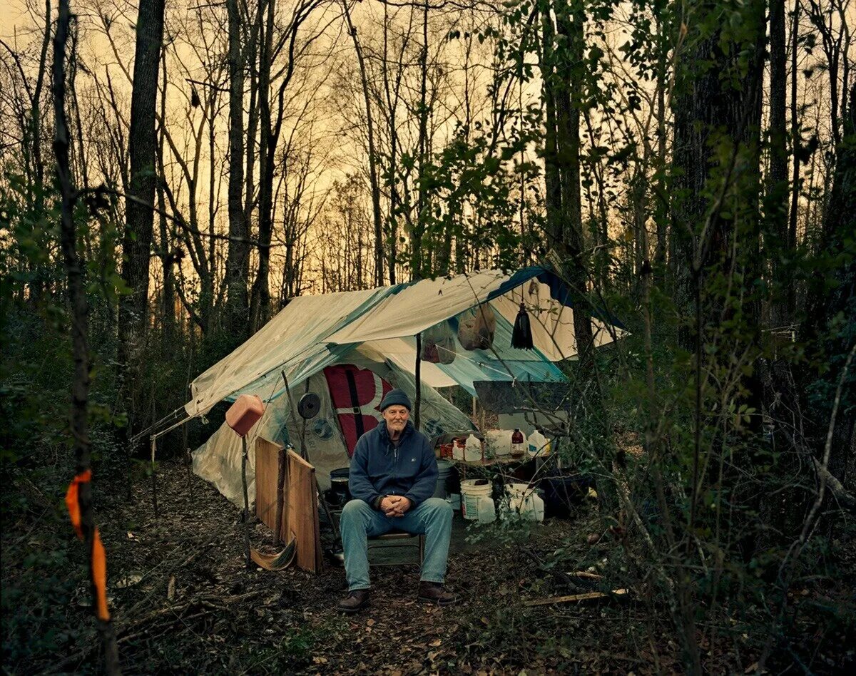 Жить в палатке в лесу. Убогая палатка. Жизнь в палатке. Палатки в Америке бедных.