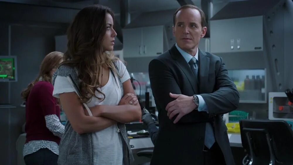 Пегги картер улыбается. Шеф томпсон марвел. Агенты «щ. Мистер смит и мистер андерсон. Rogue agent фильм 2022.