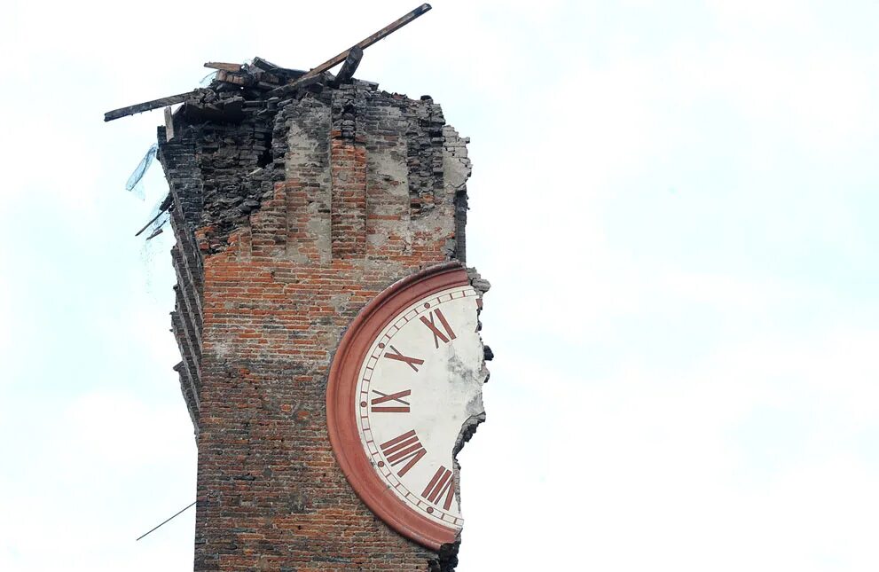 Разрушение часов. Разрушенная башня. Разрушенные часы. Башня разваливается. Разбитая башня с часами.